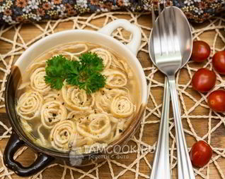 Бульон с лапшой из яичных блинчиков