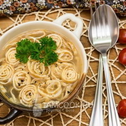 Бульон с лапшой из яичных блинчиков