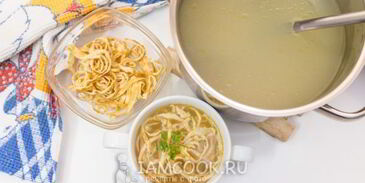 бульон с лапшой из яичных блинчиков