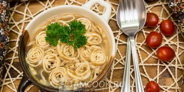 бульон с лапшой из яичных блинчиков