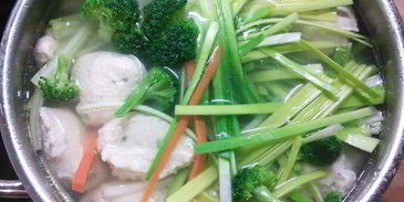 бульон с овощами и куриными клесами