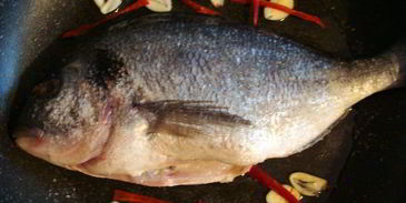 дорада в сумасшедшем бульоне