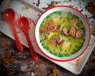 Куриный бульон на имбире с гренками