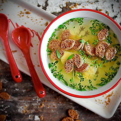 Куриный бульон на имбире с гренками