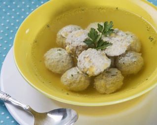 Куриный бульон с фрикадельками