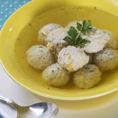 Куриный бульон с фрикадельками