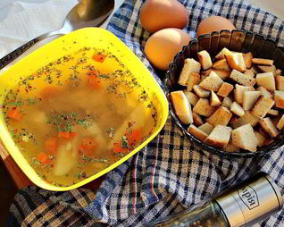 Куриный бульон с яйцом, морковью и сухариками