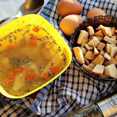 Куриный бульон с яйцом, морковью и сухариками