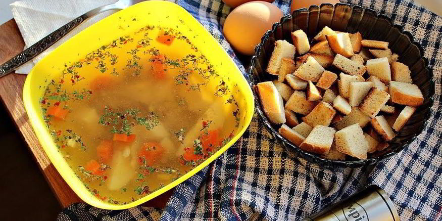Рецепт куриного бульона с яйцом, морковью и сухариками