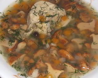 Лисички с курицей в бульоне