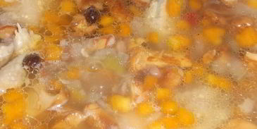 лисички с курицей в бульоне