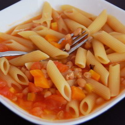 Паста с фасолью и томатами в бульоне