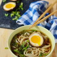 Рецепт Простой лапши в бульоне с соевым соусом и яйцом