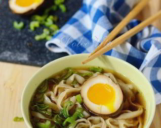Простая лапша в бульоне с соевым соусом и яйцом