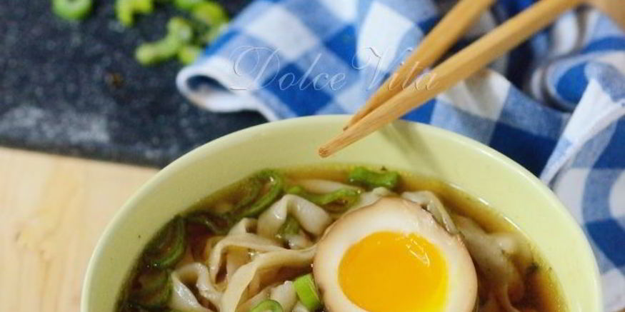 Рецепт простой лапши в бульоне с соевым соусом и яйцом