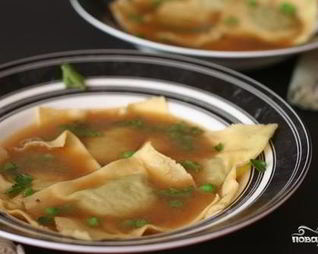 Равиоли с зеленым горошком в лимонном бульоне