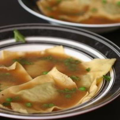 Равиоли с зеленым горошком в лимонном бульоне