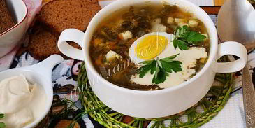 зеленый борщ со щавелем на мясном бульоне