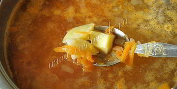 зеленый борщ со щавелем на мясном бульоне