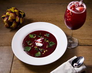 Свекольный гаспачо с козьим сыром