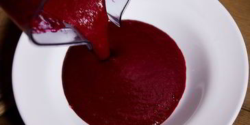 свекольный гаспачо с козьим сыром