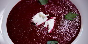 свекольный гаспачо с козьим сыром