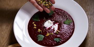 свекольный гаспачо с козьим сыром