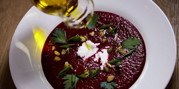 свекольный гаспачо с козьим сыром