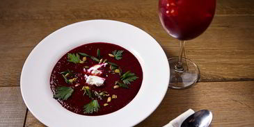свекольный гаспачо с козьим сыром