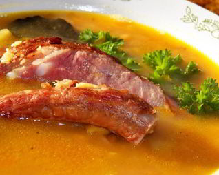 Гороховый суп на копченых ребрышках с беконом