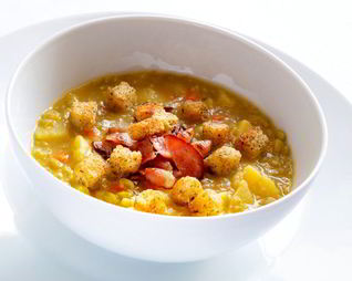 Гороховый суп на сметане с гренками и беконом