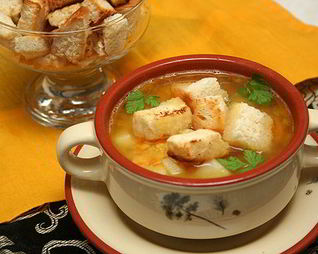 Гороховый суп с копченостями и гренками