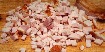 гороховый суп с копченостями и гренками