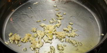 гороховый суп с копченостями и гренками