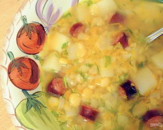 Гороховый суп с охотничьими колбасками и зеленью