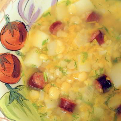 Гороховый суп с охотничьими колбасками и зеленью