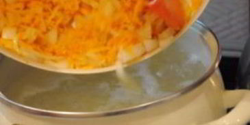 гороховый суп с охотничьими колбасками и зеленью