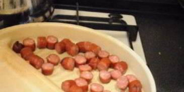 гороховый суп с охотничьими колбасками и зеленью