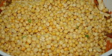 густой гороховый суп с куриной грудкой и чорризо