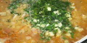 густой гороховый суп с куриной грудкой и чорризо