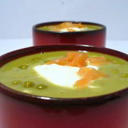 Рецепт Закусочного горохового супа с копченым лососем и шапочкой из крем-фреша