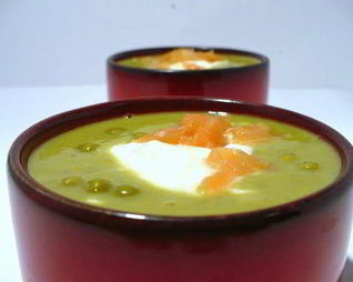 Закусочный гороховый суп с копченым лососем и шапочкой из крем-фреша