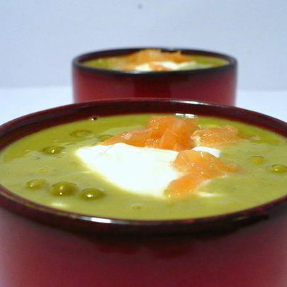 Закусочный гороховый суп с копченым лососем и шапочкой из крем-фреша