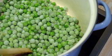 закусочный гороховый суп с копченым лососем и шапочкой из крем-фреша