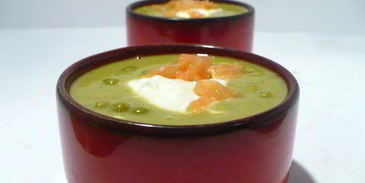 закусочный гороховый суп с копченым лососем и шапочкой из крем-фреша