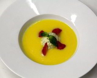 Холодный ананасово-кокосовый суп с мороженным из базилика