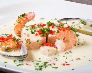 Холодный крем-суп из мидий и креветок с карри