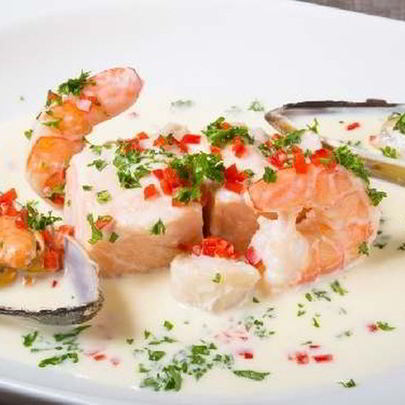 Холодный крем-суп из мидий и креветок с карри