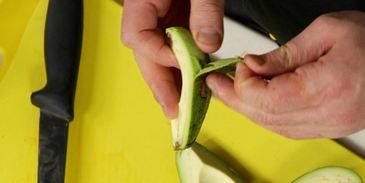 холодный суп из авокадо с креветками