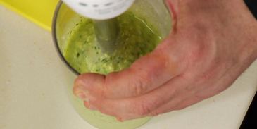 холодный суп из авокадо с креветками